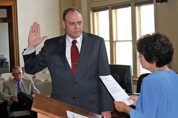 Steve Ellis Taking Oath / Walker Co Messenger