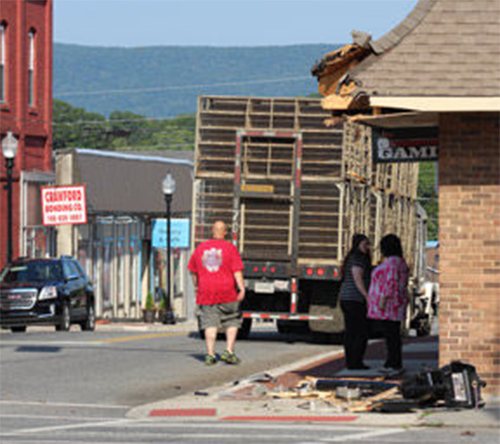 Downtown Truck Accident - July 25 2016 / Josh OBryant - Walker County Messenger